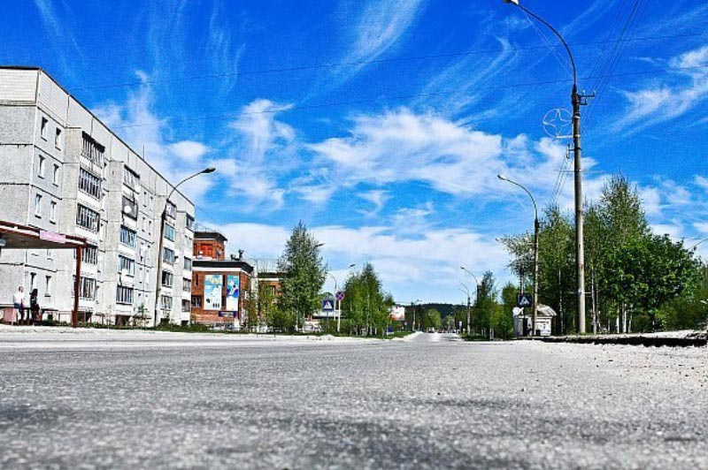 Центральная улица моего города - ул.Советская (мой дом слева)