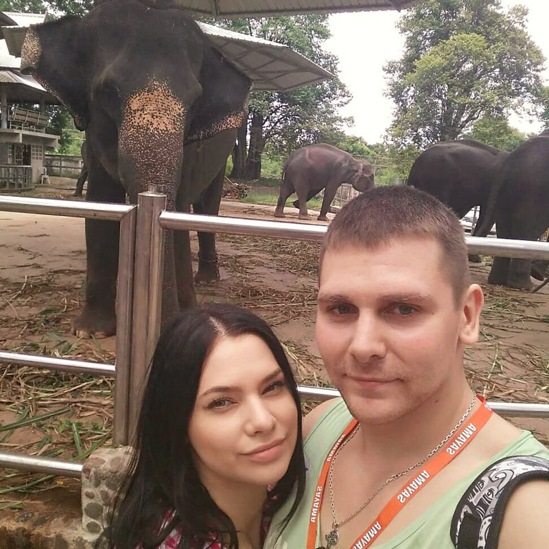 Мы с Ксюшкой со слоном