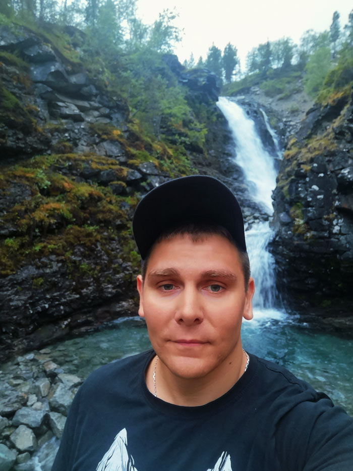 Я на фоне водопада Красивого