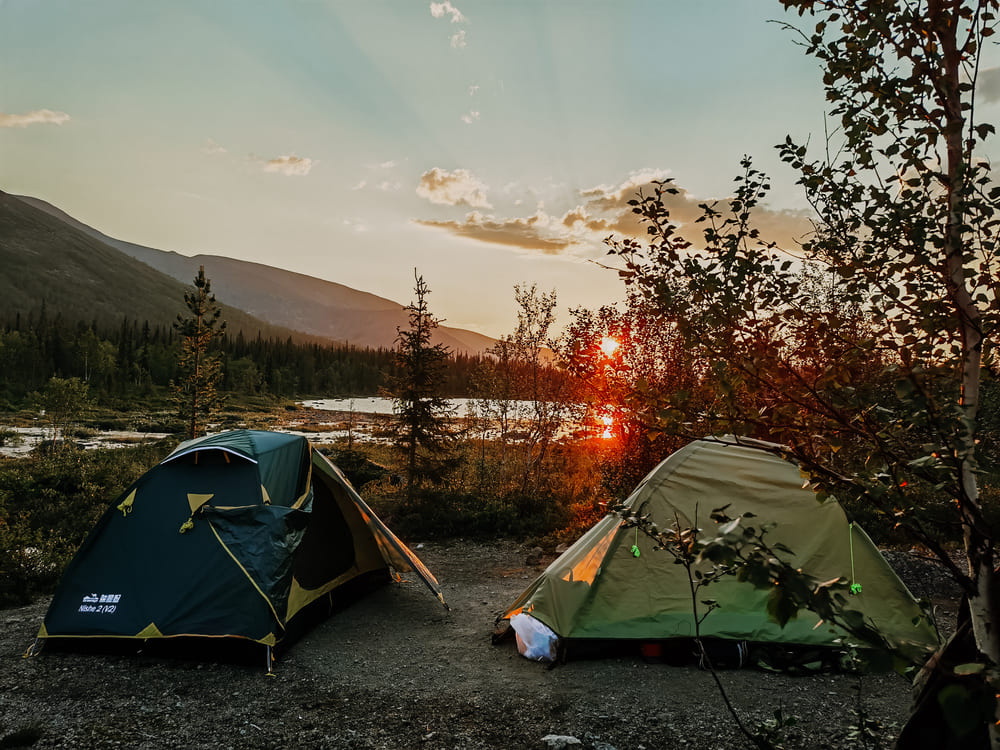 Палатки и закат после перевала Северный Чоргорр